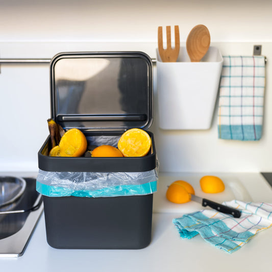 Bidone organico Gino 7L antracite appeso all'anta del mobile cucina con gancio incluso