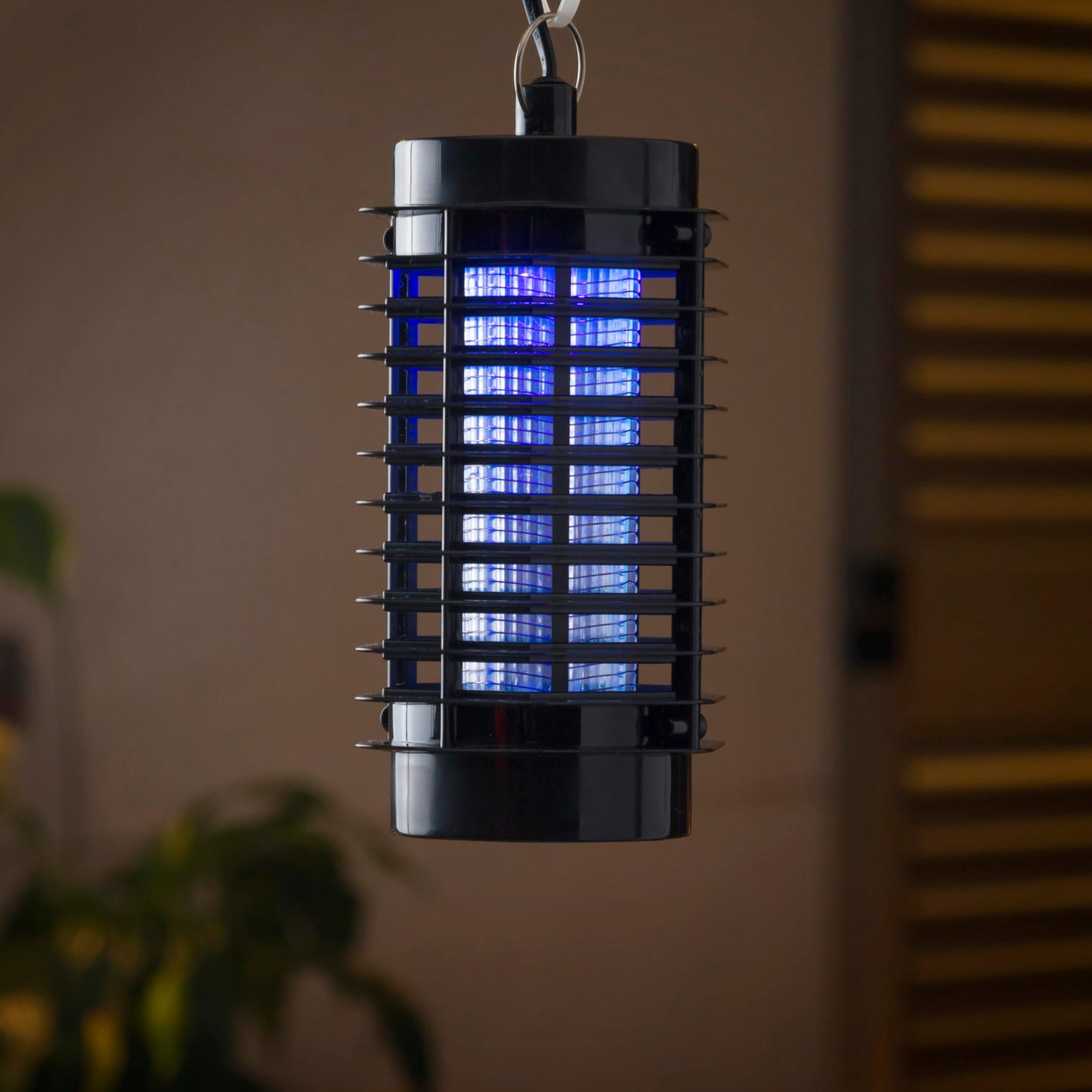 InnovaGoods® KL-900 mosquito repellent lamp, kills mosquitoes safely and effectively, with ultraviolet light, fan and 900 lumens, ideal for home and outdoor use.