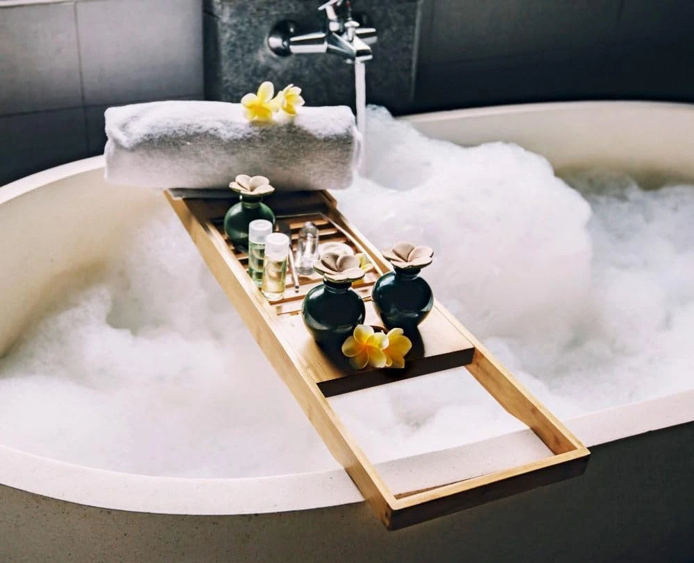 Plateau de baignoire ajustable Alpina - Plateau de rangement 50-92 x 18 x 4 cm - Meuble de salle de bain en bambou avec porte-livres et support pour tablette - Porte-gobelet inclus - Accessoires de salle de bain