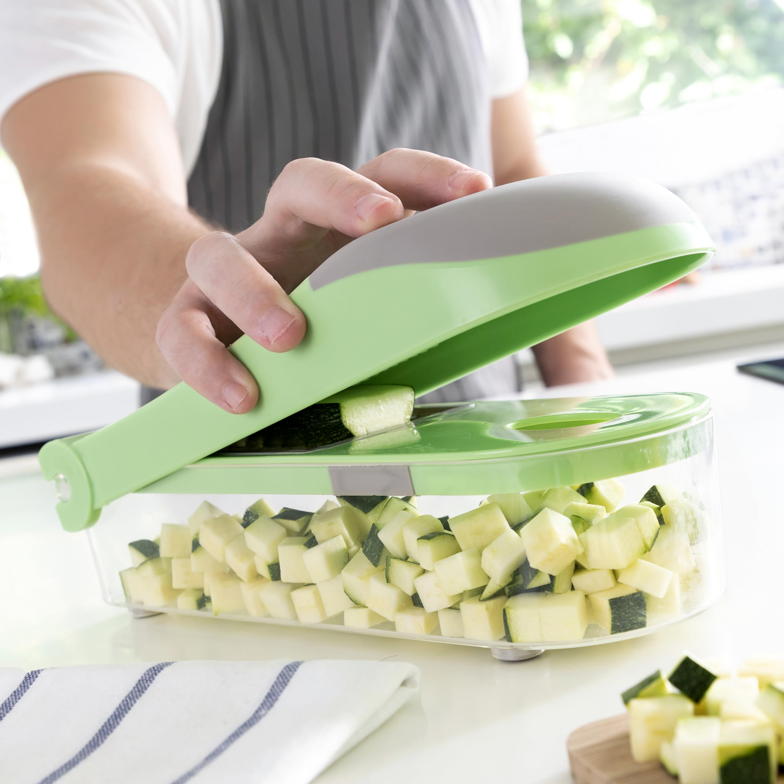 Choppie Expert 7 en 1 Coupe-légumes, râpe et mandoline avec recettes et accessoires, multifonctionnel, lames en acier inoxydable, récipient et gant, couleur verte.