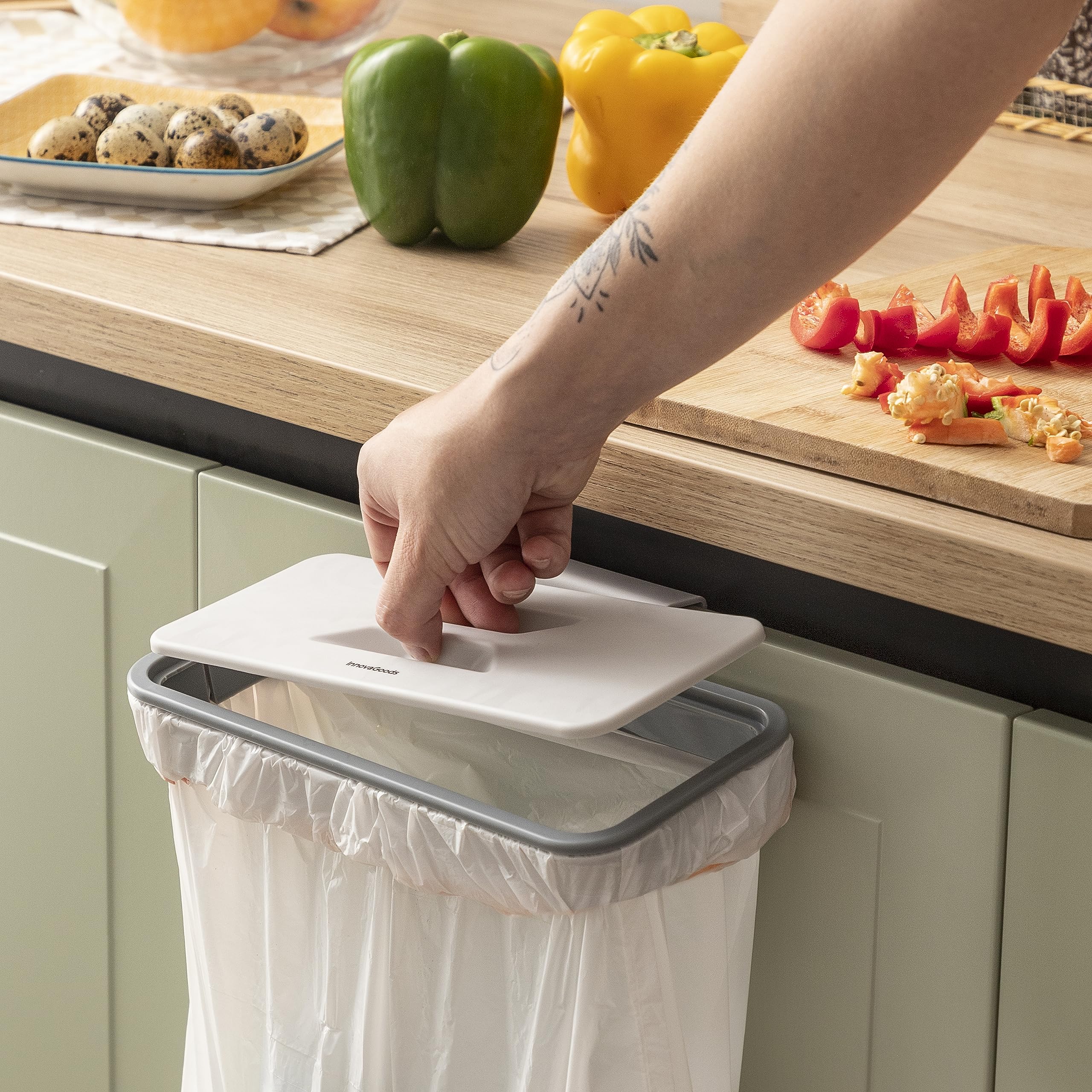 InnovaGoods - Portable Garbage Bag Holder with Lid, Odor Eliminator, Space-Saving Design, Easy to Clean, Grey, ABS