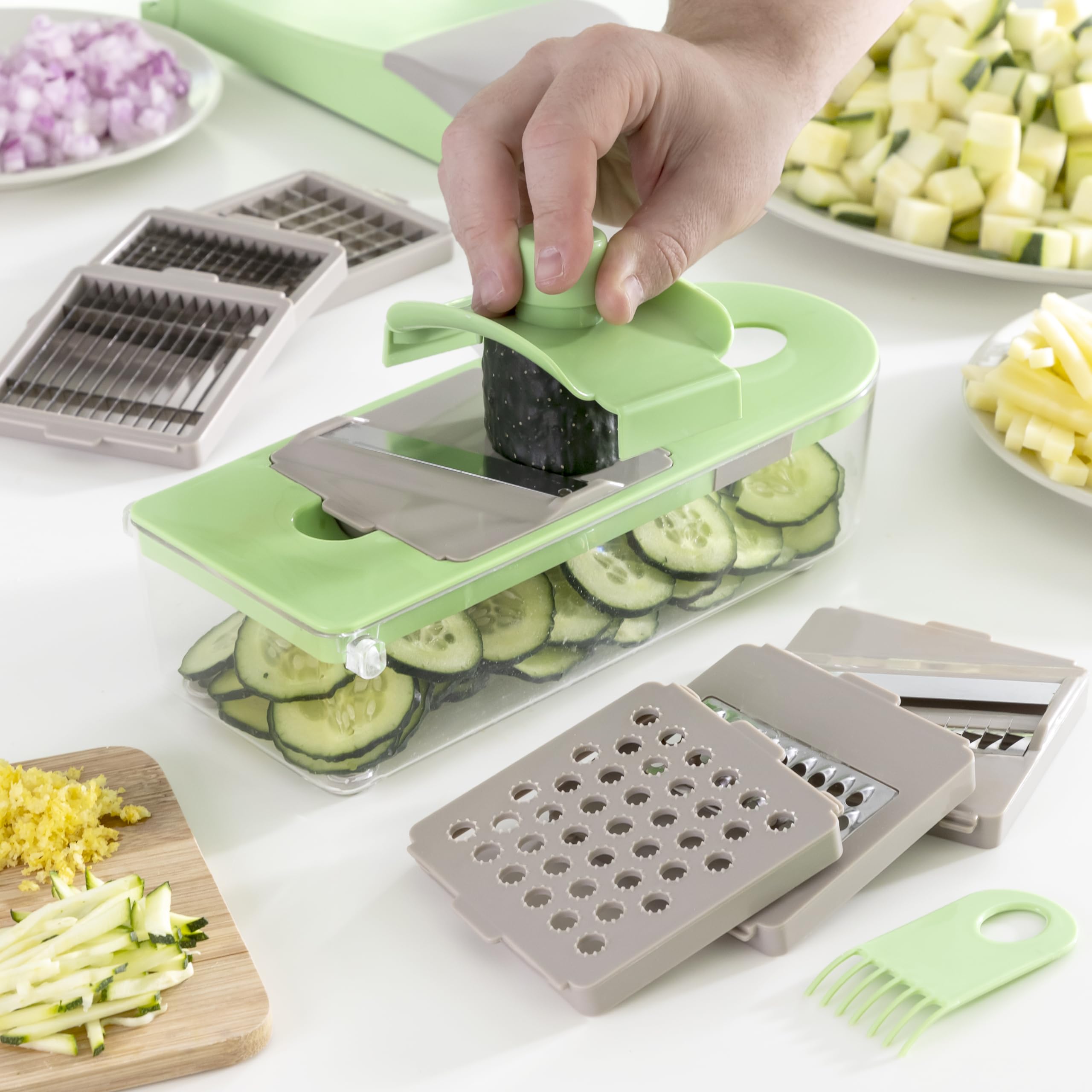 Choppie Expert 7 en 1 Coupe-légumes, râpe et mandoline avec recettes et accessoires, multifonctionnel, lames en acier inoxydable, récipient et gant, couleur verte.