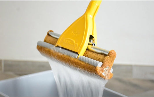 Spazzolone Lavapavimenti con Sistema a Leva, Spugna Ultra Assorbente cm.28, Ferro Verniciato Giallo, per Tutti i Tipi di Pavimento + 1 Ricambio Incluso