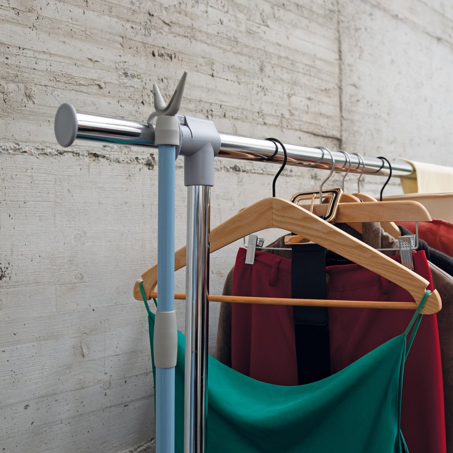 Painted Metal Wardrobe Rod with Lift and Drop-Down System, 150 cm