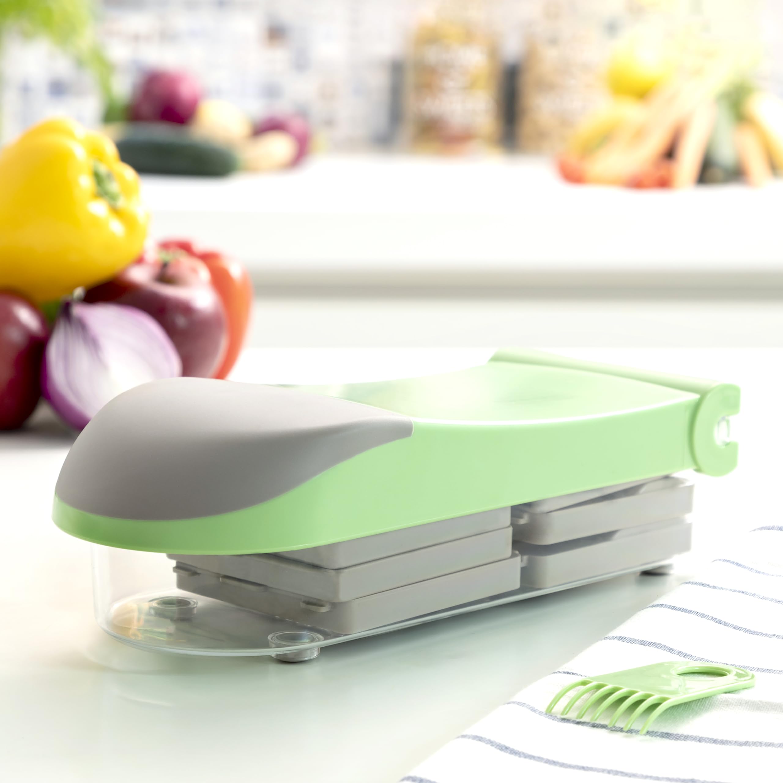 Choppie Expert 7 en 1 Coupe-légumes, râpe et mandoline avec recettes et accessoires, multifonctionnel, lames en acier inoxydable, récipient et gant, couleur verte.