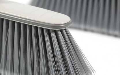 Scopa Professionale con Setole Grigie, Alta Densità, Manico Incluso, per Uso Intensivo Domestico e Commerciale, Ideale per Pavimenti Interni ed Esterni, Piastrelle e Cemento
