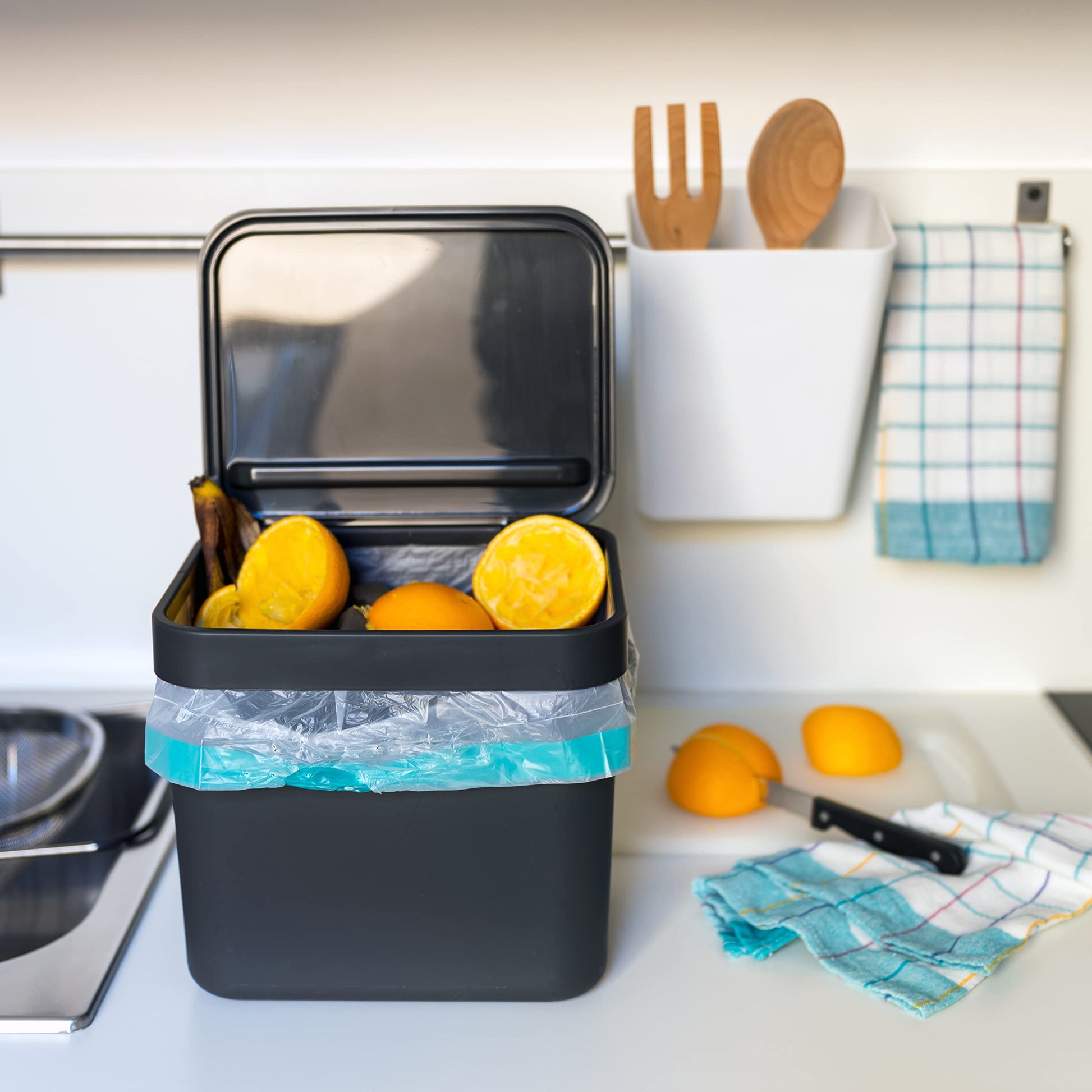 Bidone organico Gino 7L antracite appeso all'anta del mobile cucina con gancio incluso