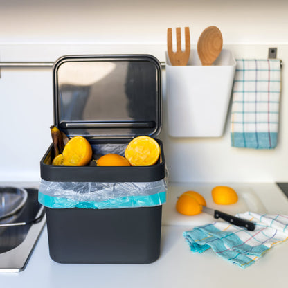 Bidone organico Gino 7L antracite appeso all'anta del mobile cucina con gancio incluso