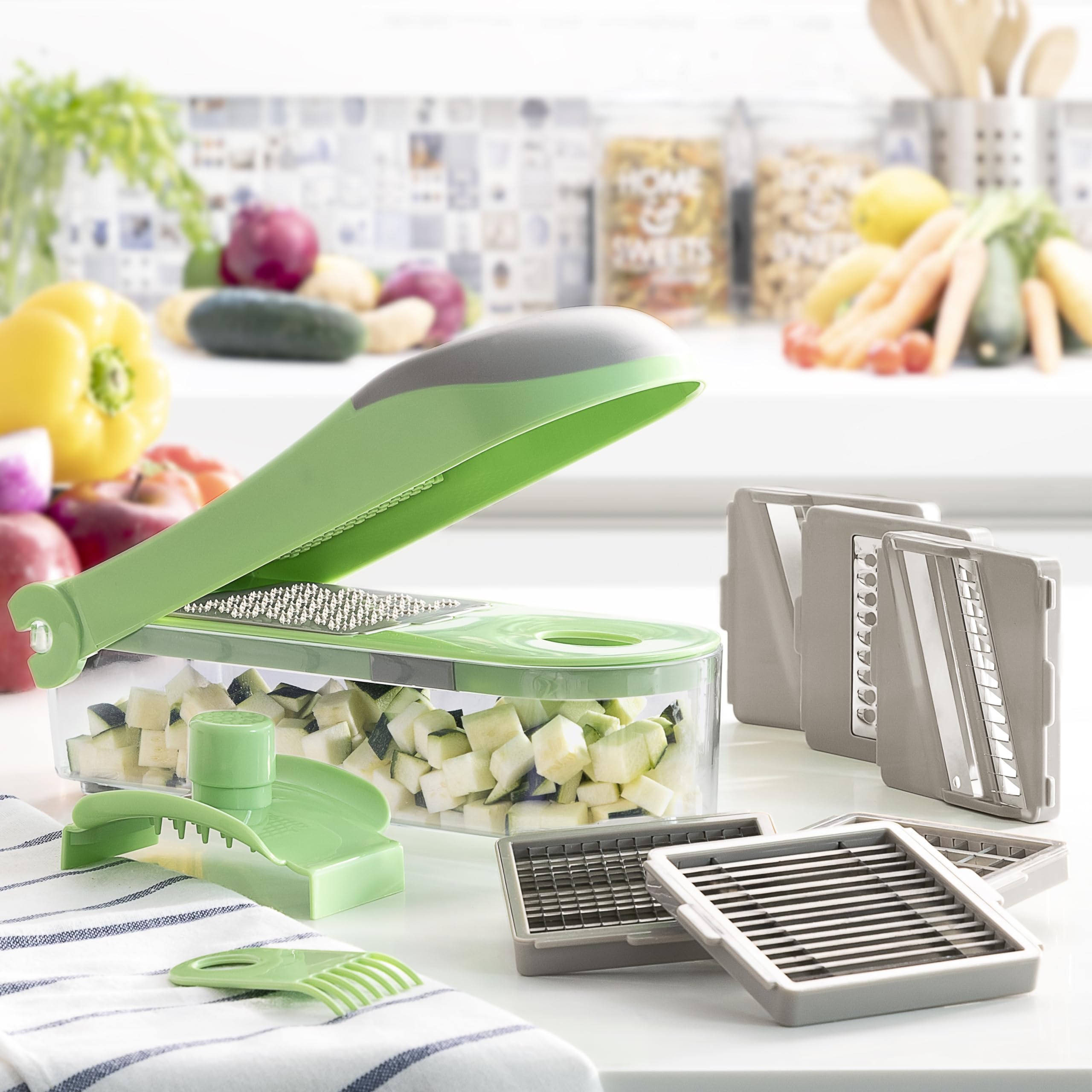 Choppie Expert 7 en 1 Coupe-légumes, râpe et mandoline avec recettes et accessoires, multifonctionnel, lames en acier inoxydable, récipient et gant, couleur verte.