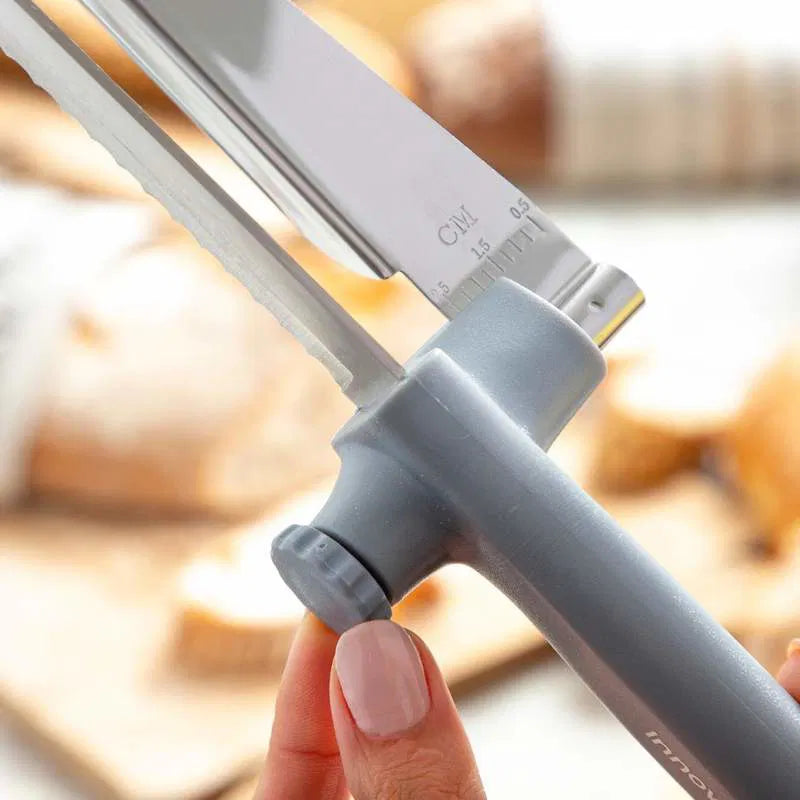 Coltello per Pane con Guida di Taglio Regolabile Kutway, Lama in Acciaio Inossidabile, Manico Ergonomico, Guida Regolabile, Design Originale e Pratico, Base Antiscivolo.