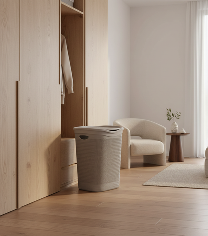 Camera da letto con cesto biancheria