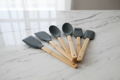 Set completo 6 spatole e pennelli in silicone e bambù su marmo