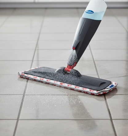 Dettaglio spray mop durante pulizia pavimento