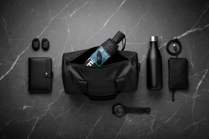 Flatlay ombrello Umbro pieghevole borsa sportiva accessori dark luxury