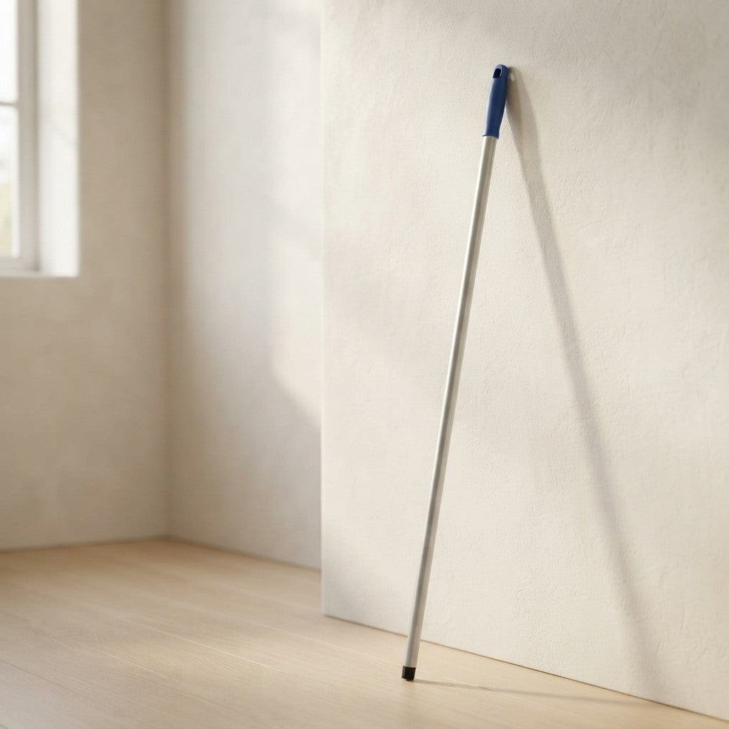 Manche en aluminium de 140 cm avec fixation à vis universelle - Pour balais, balayeuses et serpillières professionnelles