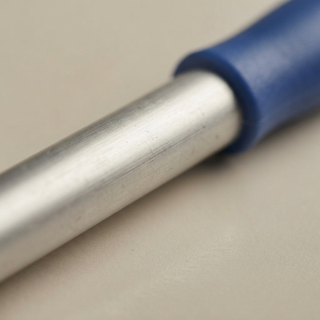 Manche en aluminium de 140 cm avec fixation à vis universelle - Pour balais, balayeuses et serpillières professionnelles