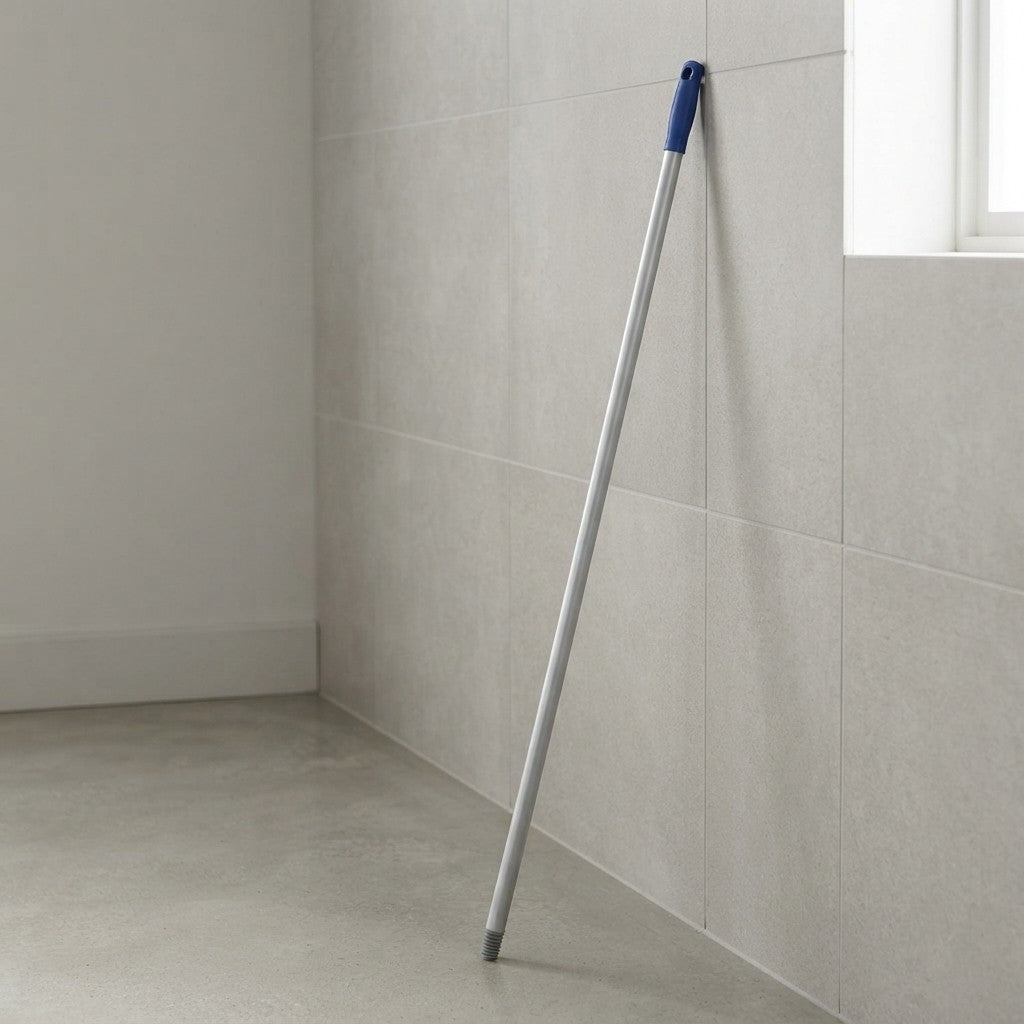 Manche en aluminium de 140 cm avec fixation à vis universelle - Pour balais, balayeuses et serpillières professionnelles
