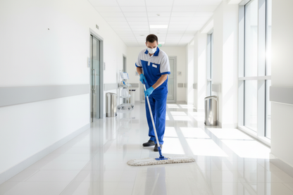 Scopa industriale in corridoio ospedale