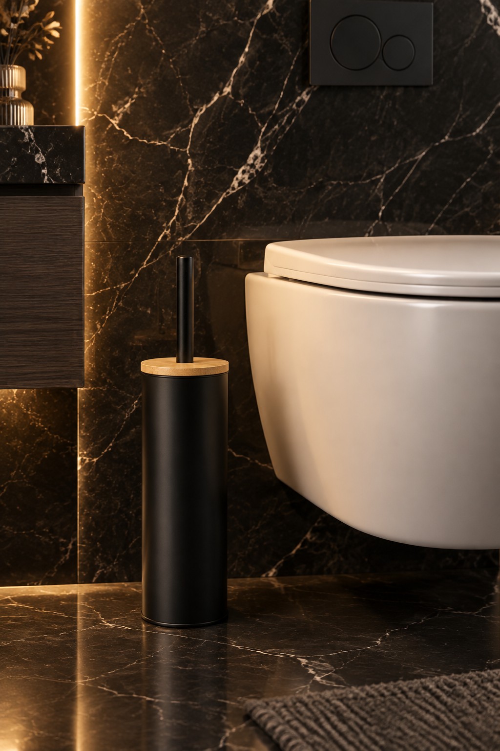 Scopino nero in bagno di lusso in marmo