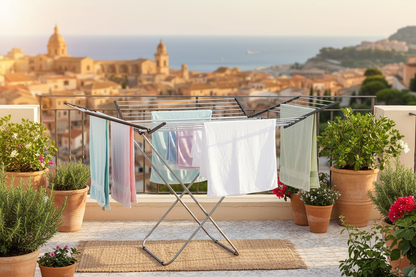 Stendibiancheria su balcone soleggiato